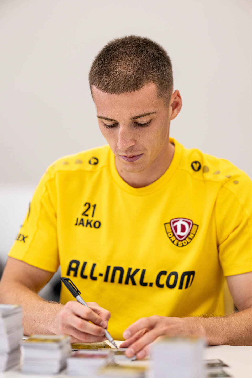 Spieler unterschreibt Karte