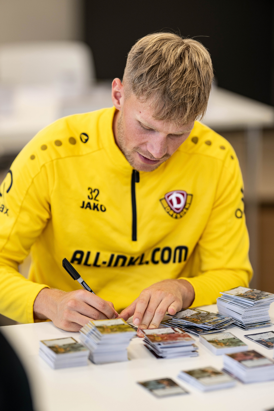 Spieler unterschreibt Karte