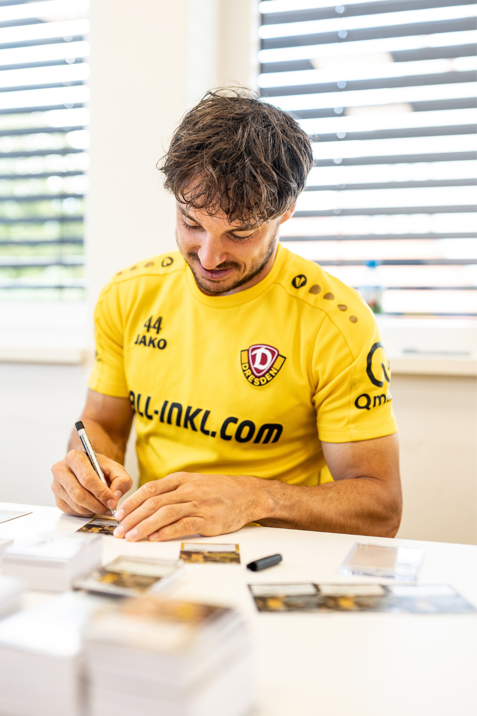 Spieler unterschreibt Karte