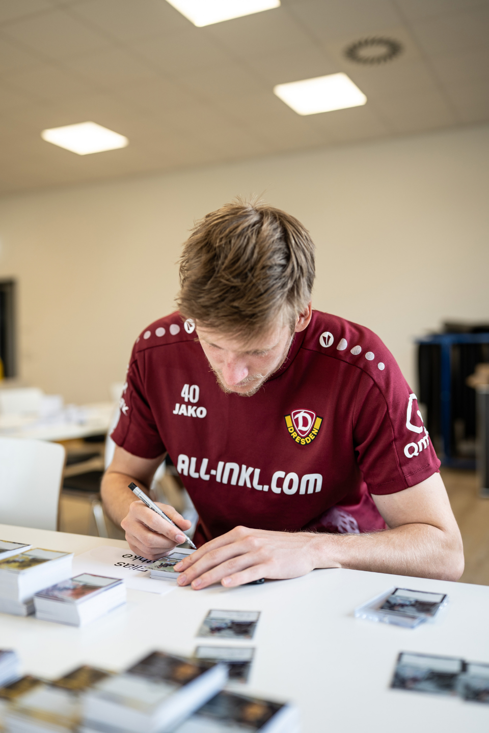 Spieler unterschreibt Karte