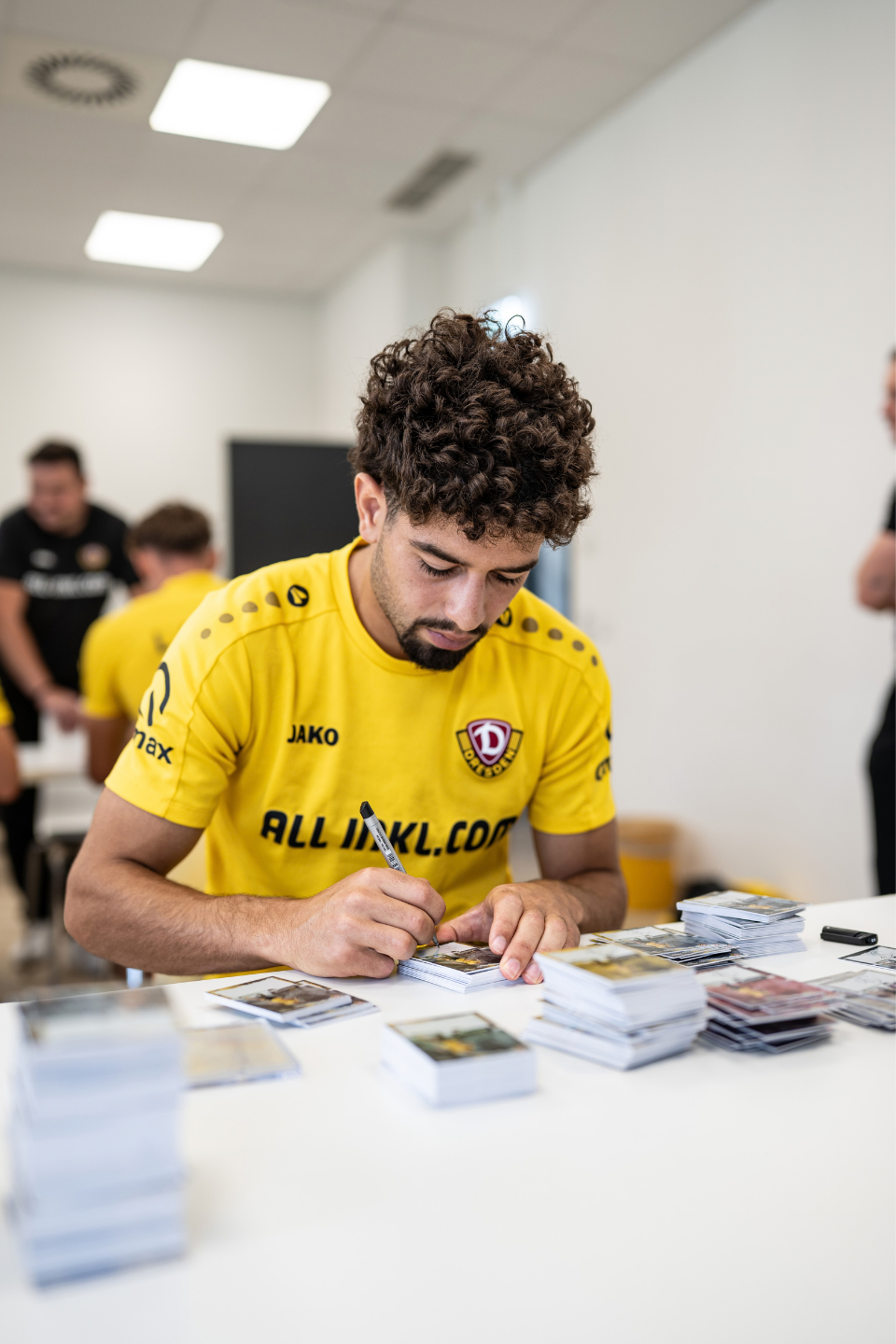 Spieler unterschreibt Karte