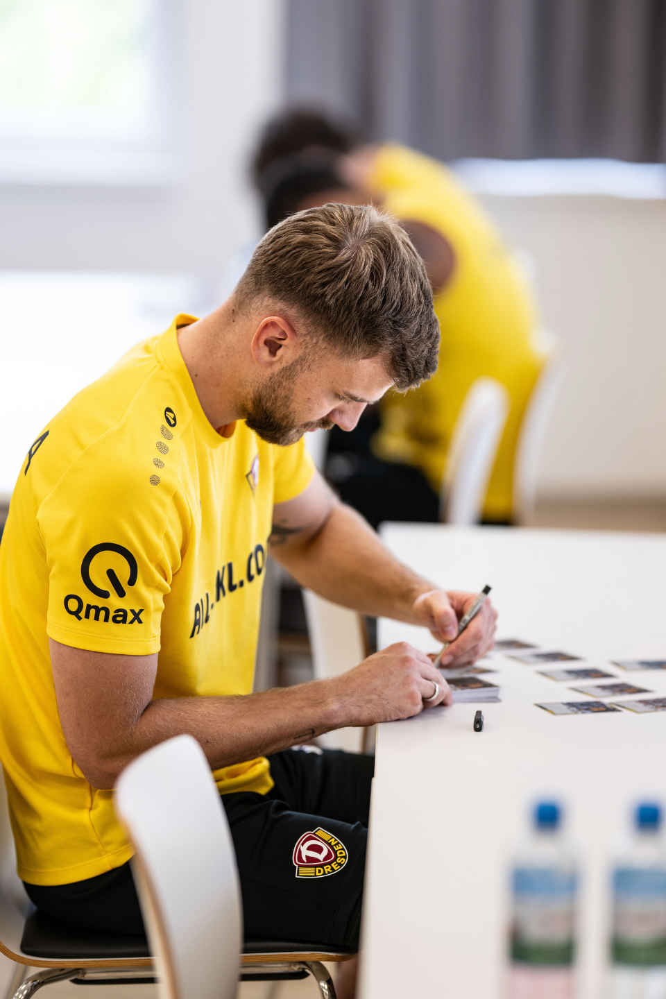 Spieler unterschreibt Karte