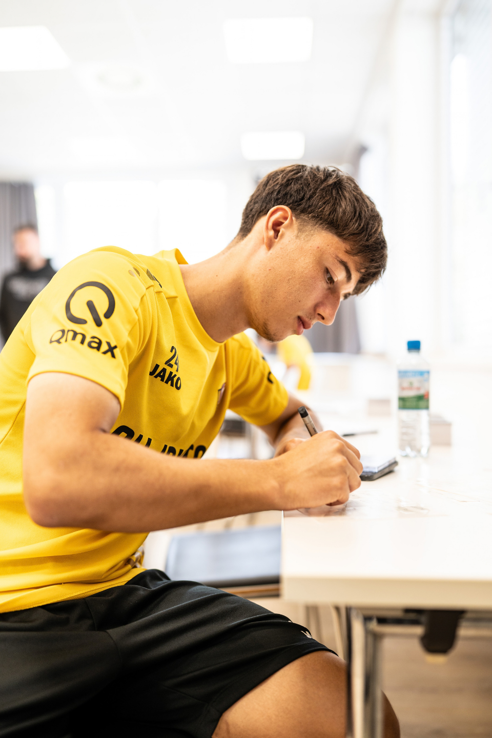 Spieler unterschreibt Karte