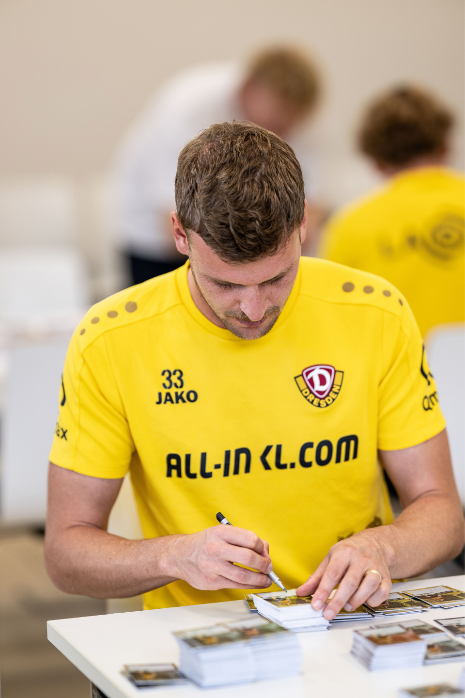 Spieler unterschreibt Karte