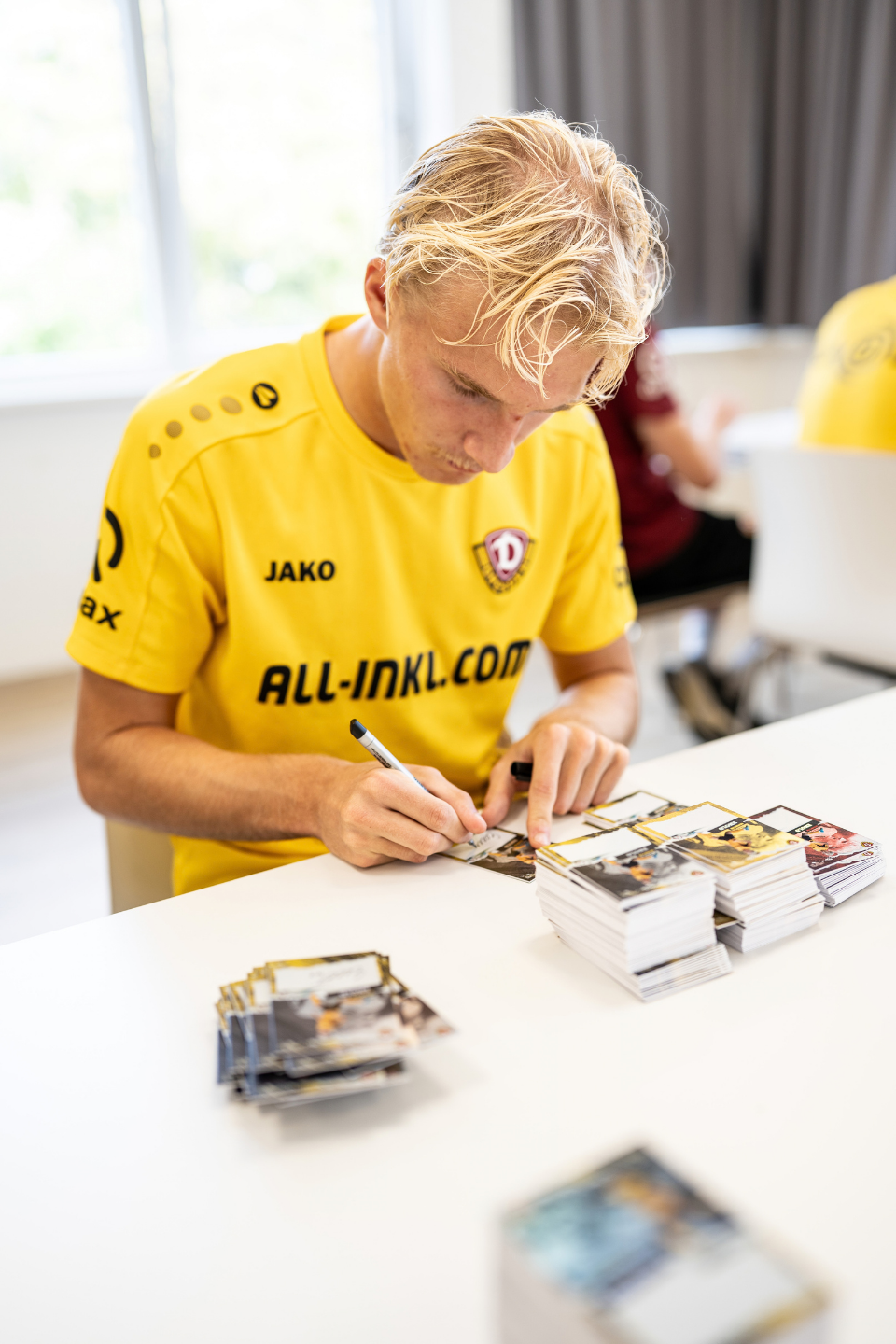 Spieler unterschreibt Karte