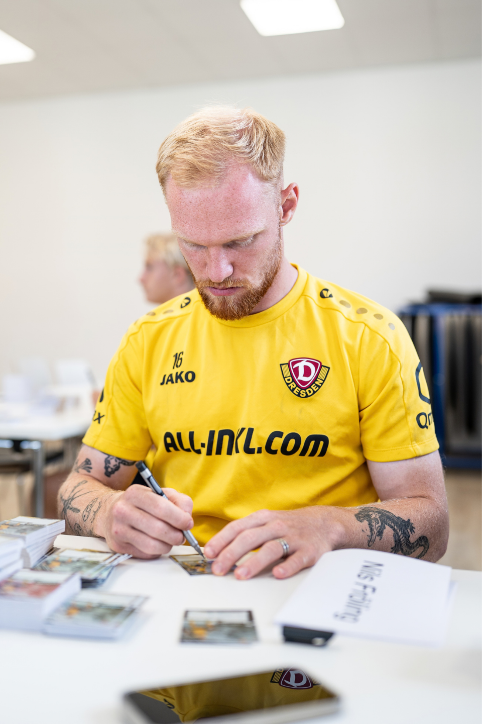 Spieler unterschreibt Karte
