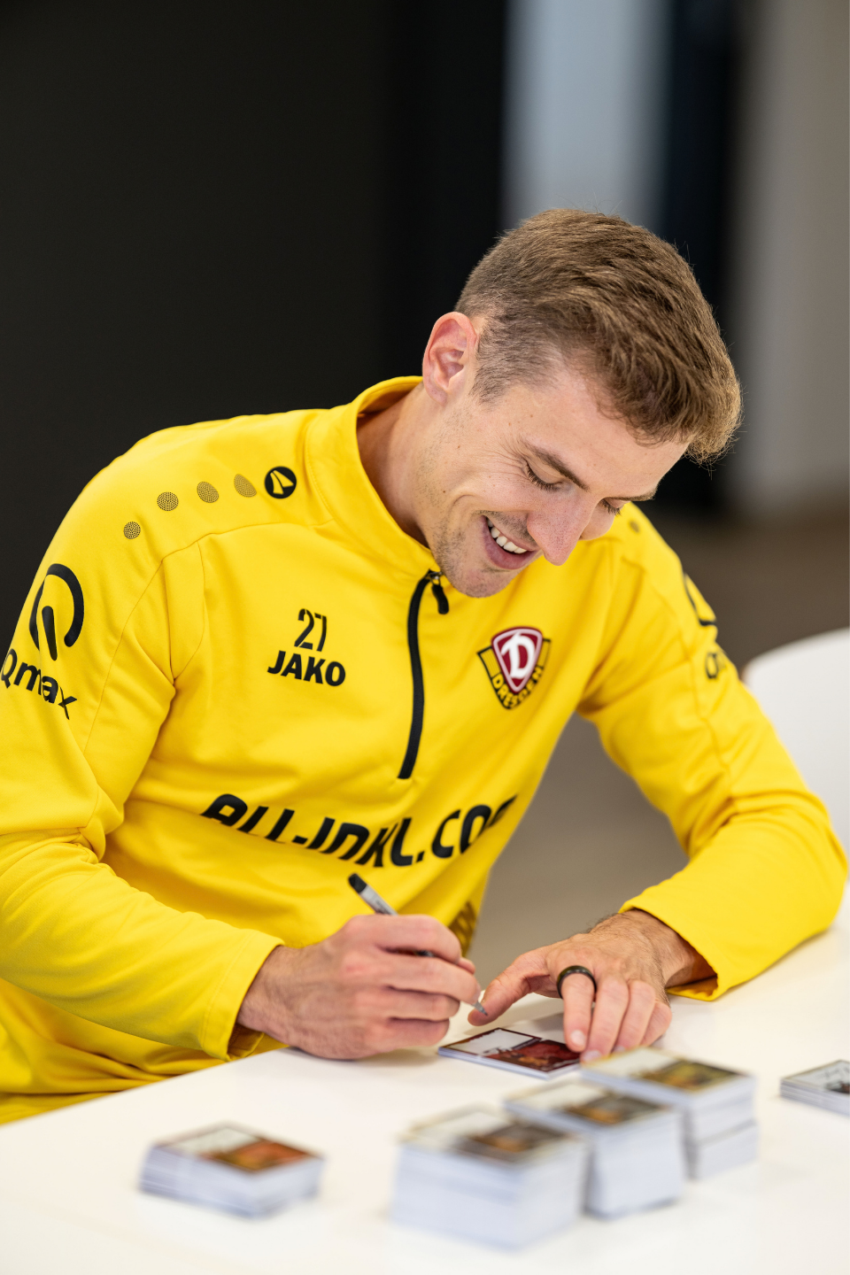 Spieler unterschreibt Karte