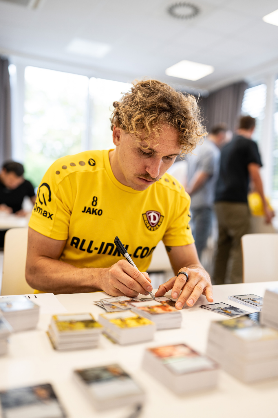 Spieler unterschreibt Karte