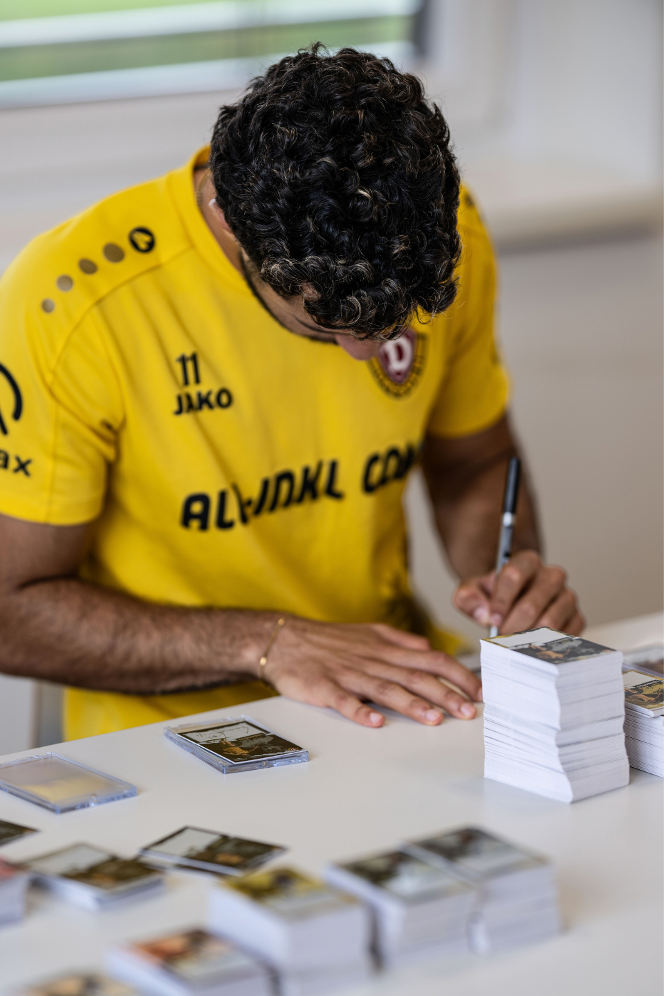 Spieler unterschreibt Karte