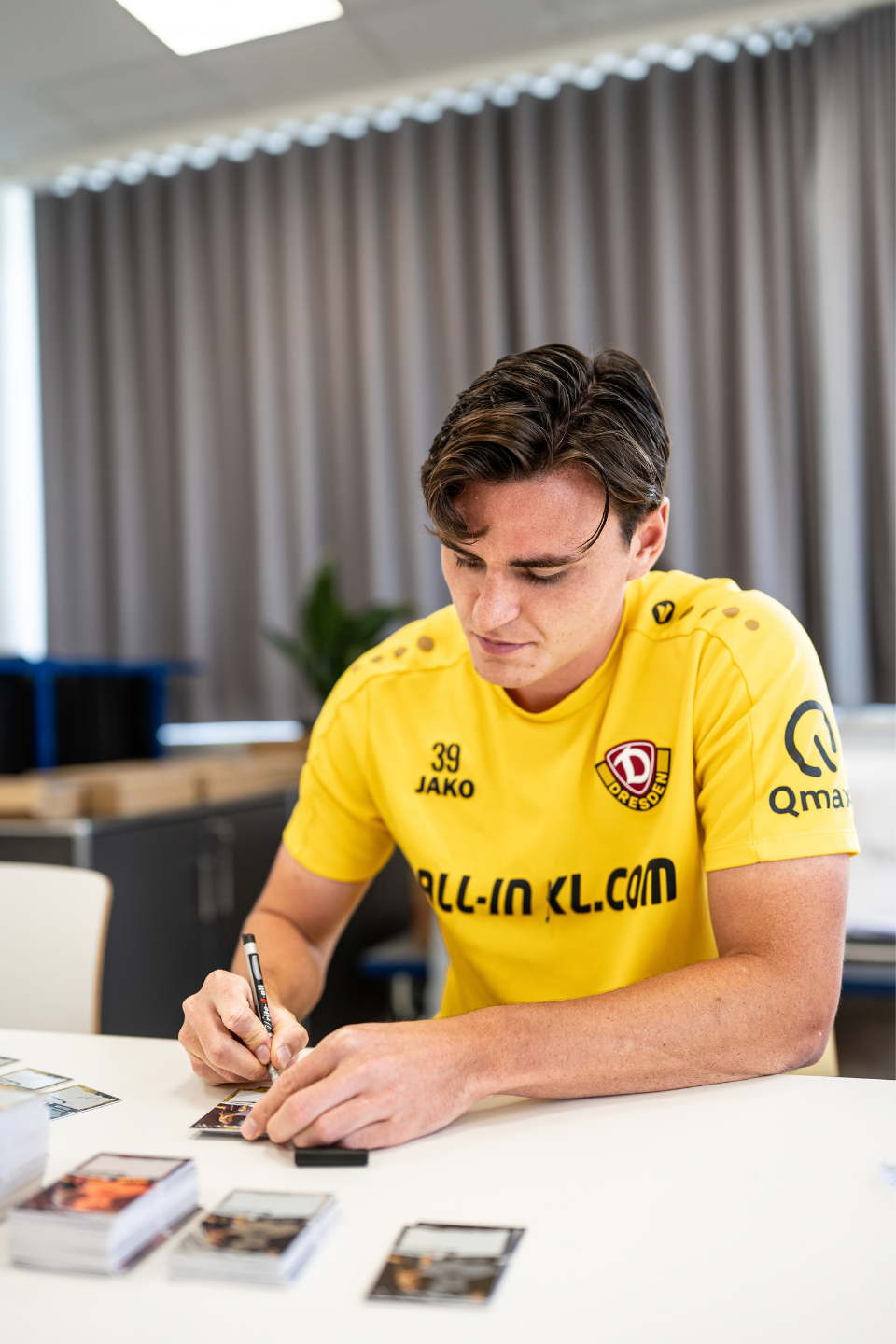Spieler unterschreibt Karte