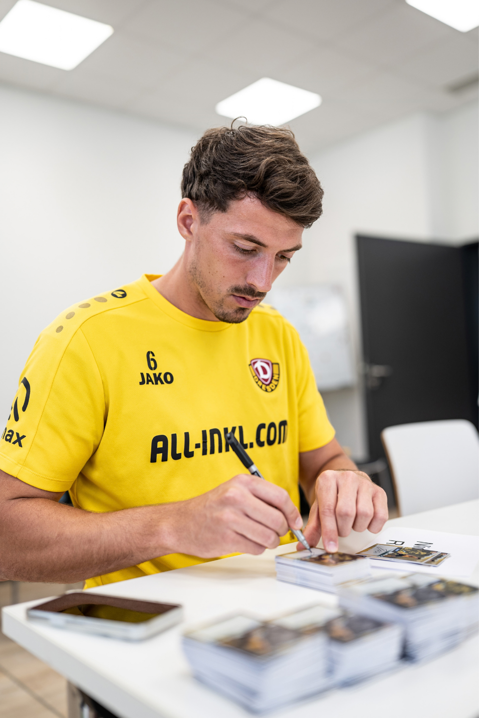 Spieler unterschreibt Karte