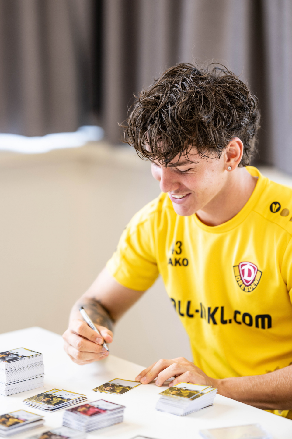 Spieler unterschreibt Karte