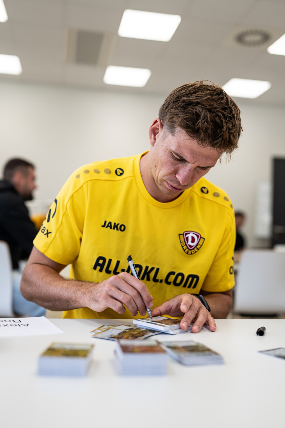 Spieler unterschreibt Karte