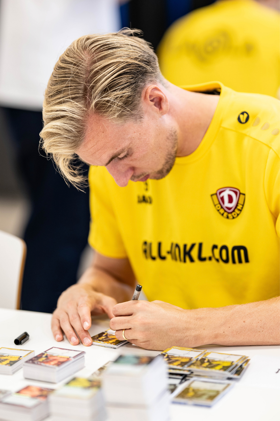 Spieler unterschreibt Karte