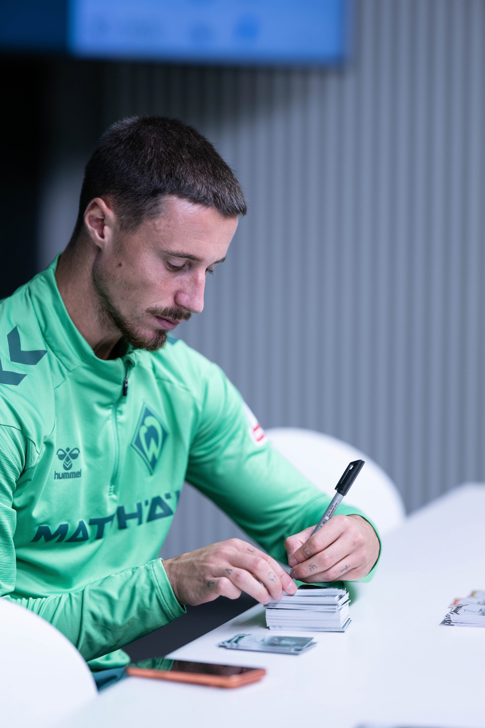 Spieler unterschreibt Karte