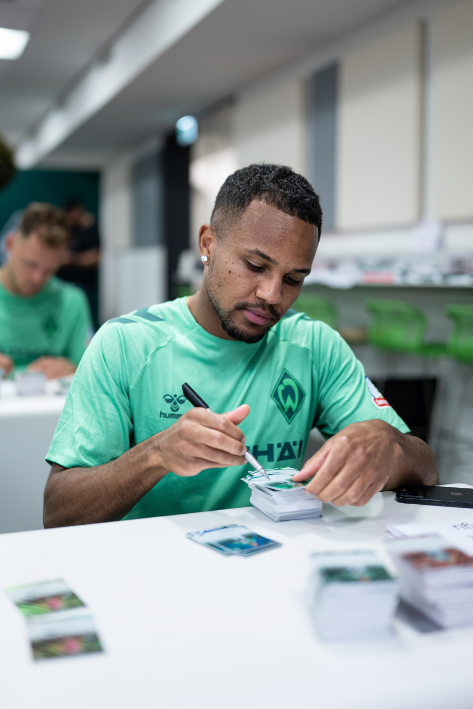 Spieler unterschreibt Karte
