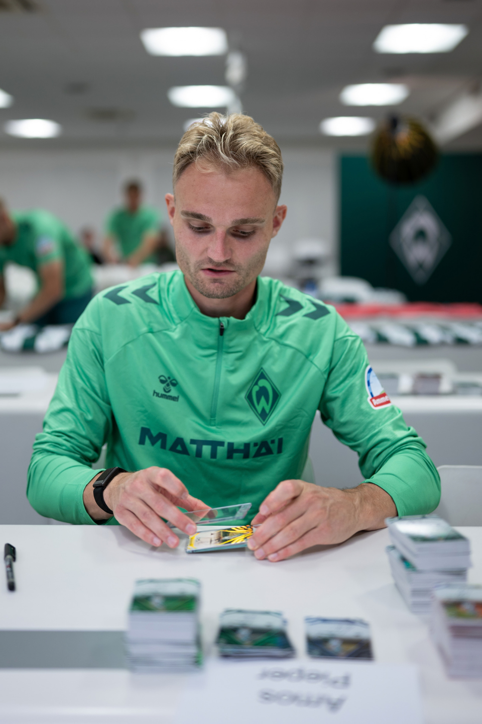 Spieler unterschreibt Karte