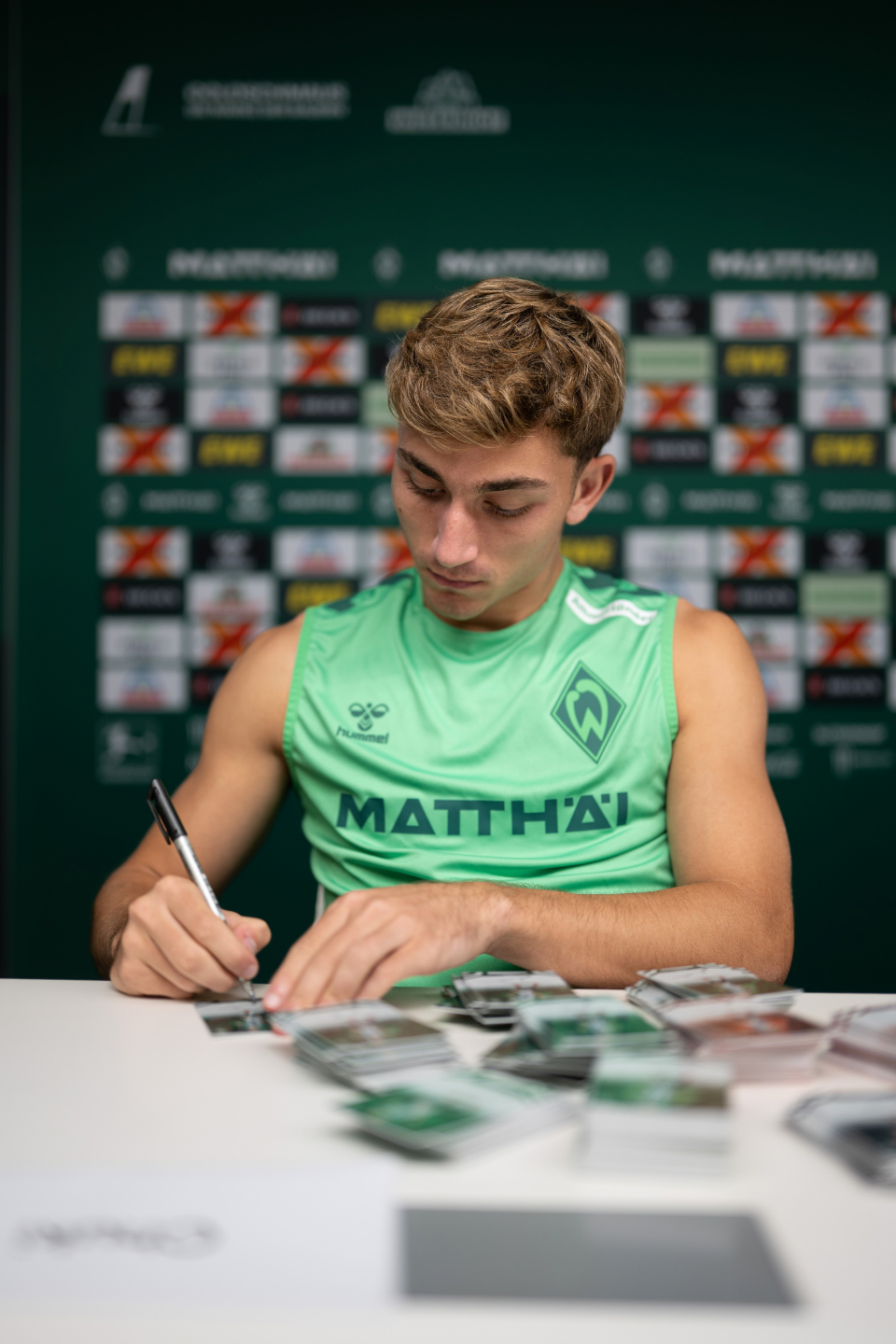 Spieler unterschreibt Karte