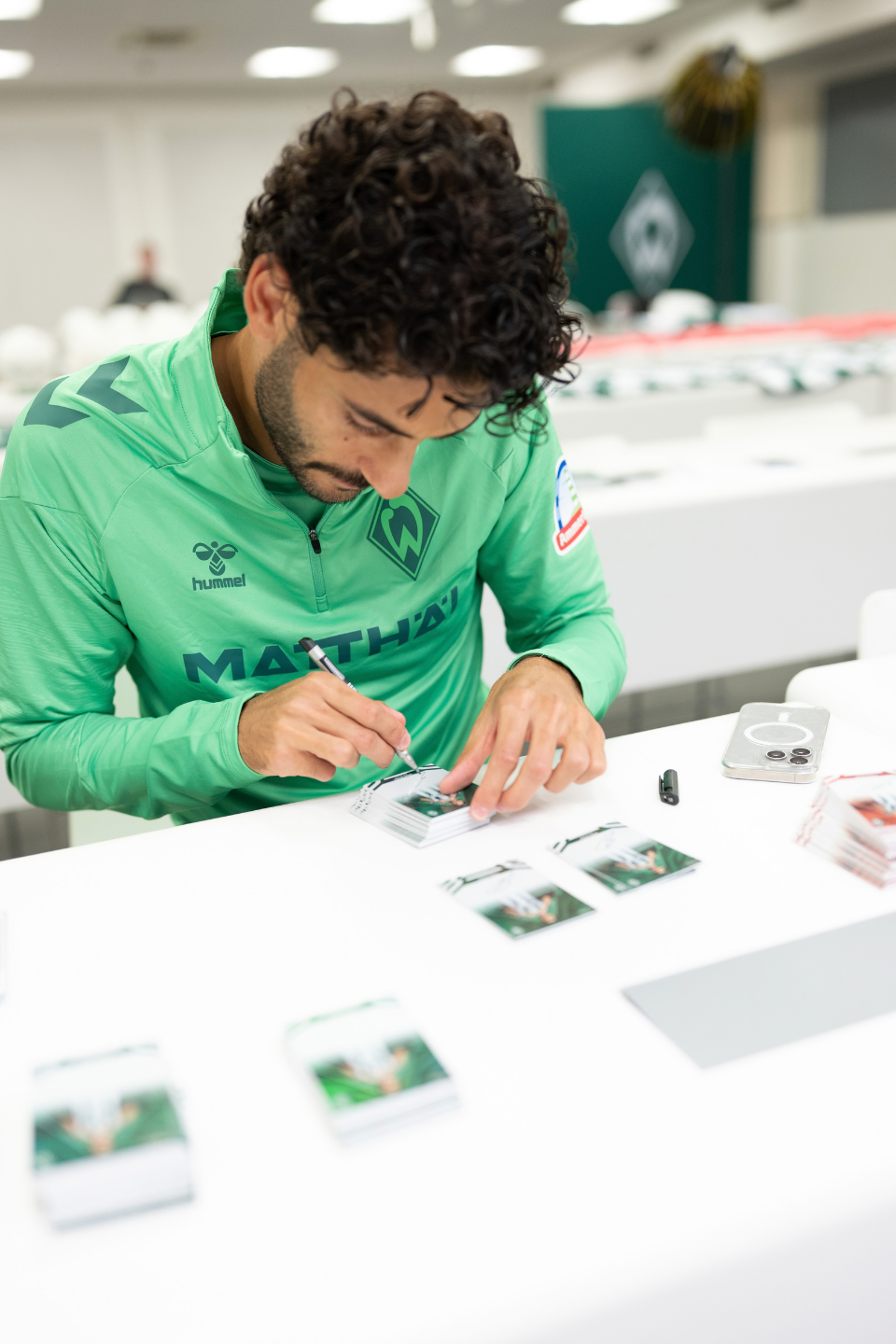 Spieler unterschreibt Karte