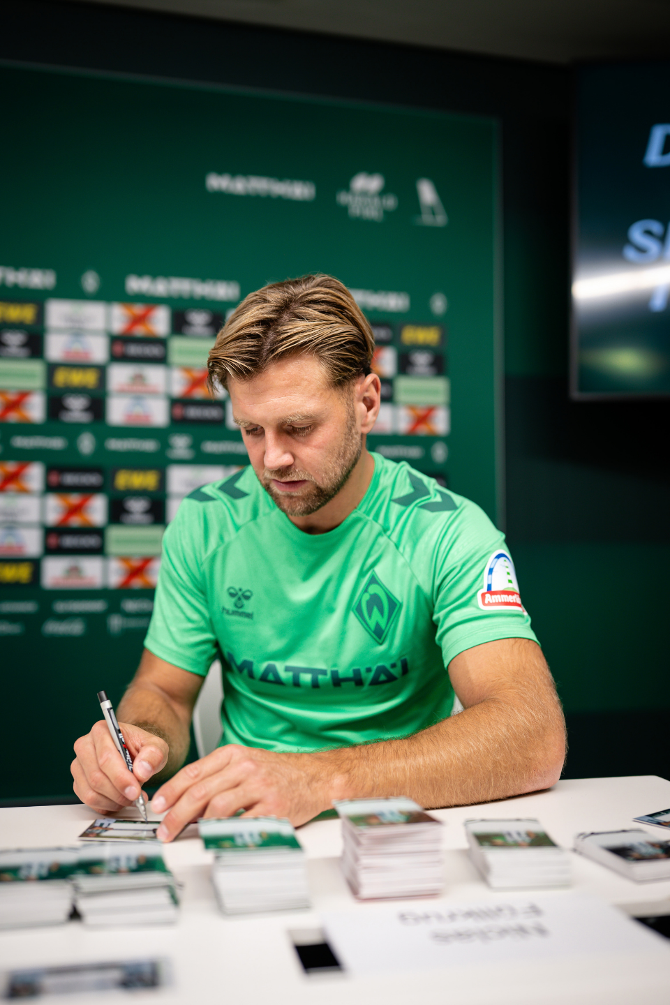 Spieler unterschreibt Karte