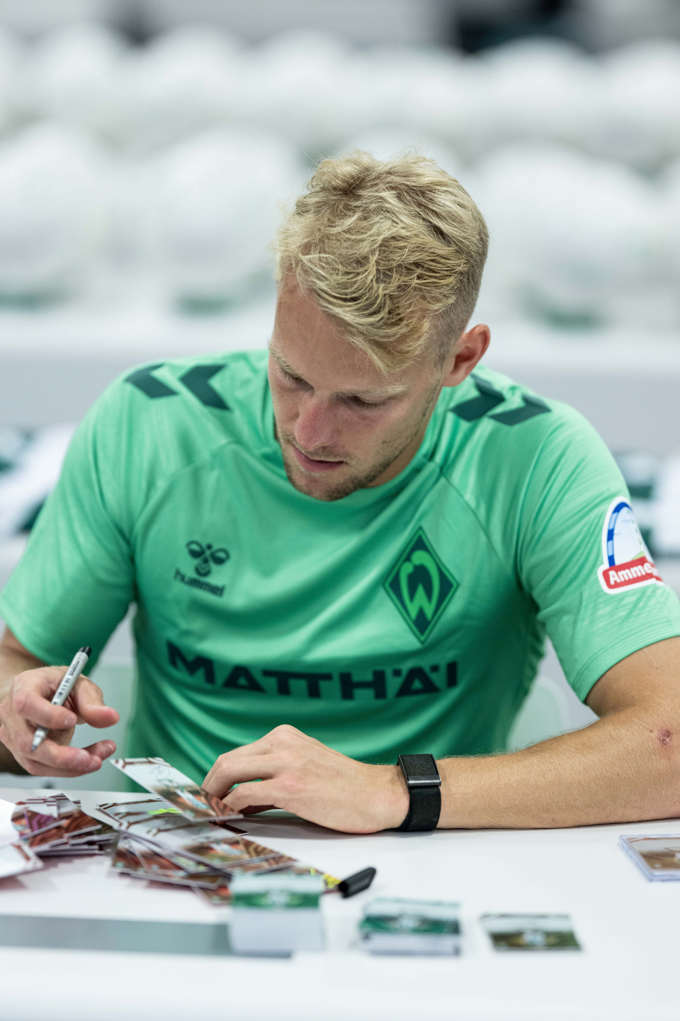 Spieler unterschreibt Karte