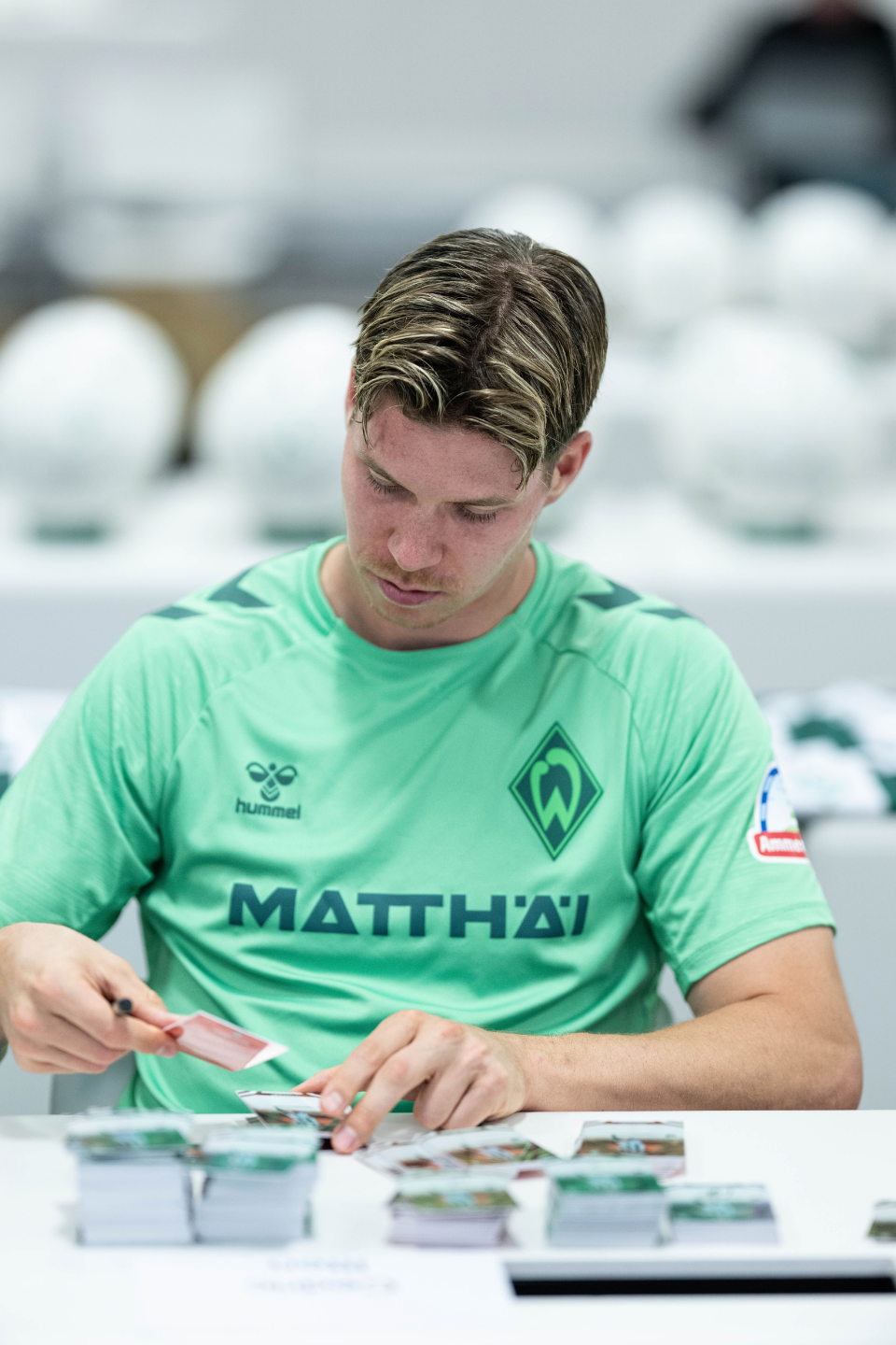 Spieler unterschreibt Karte