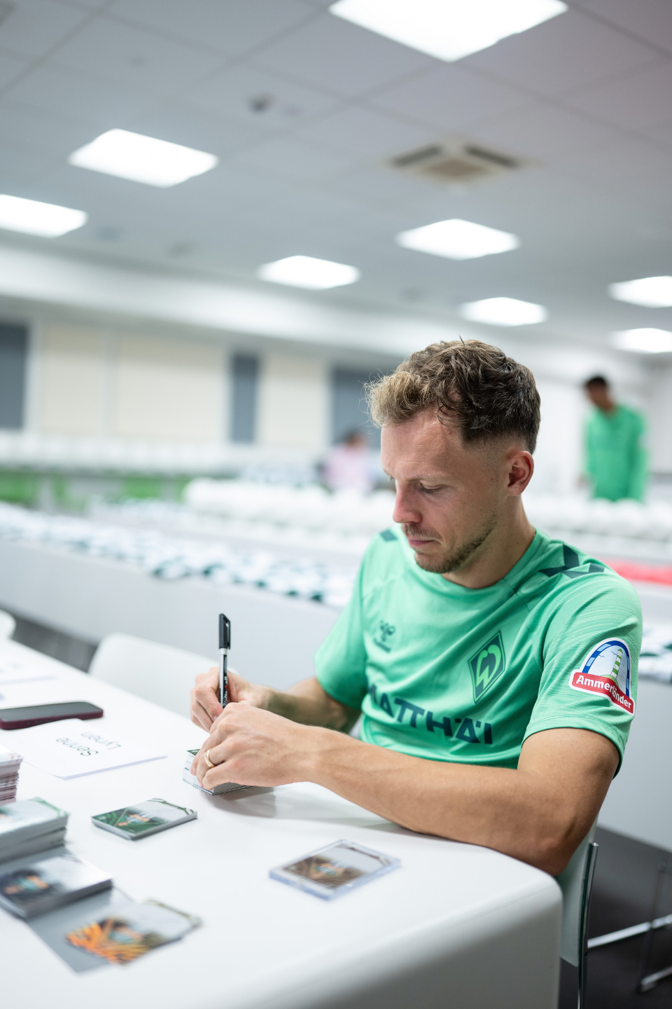 Spieler unterschreibt Karte