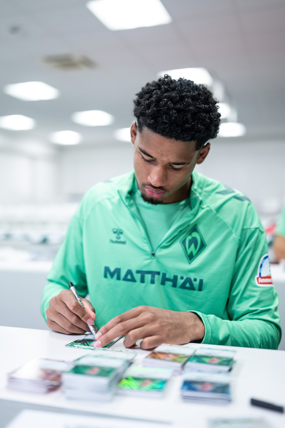 Spieler unterschreibt Karte