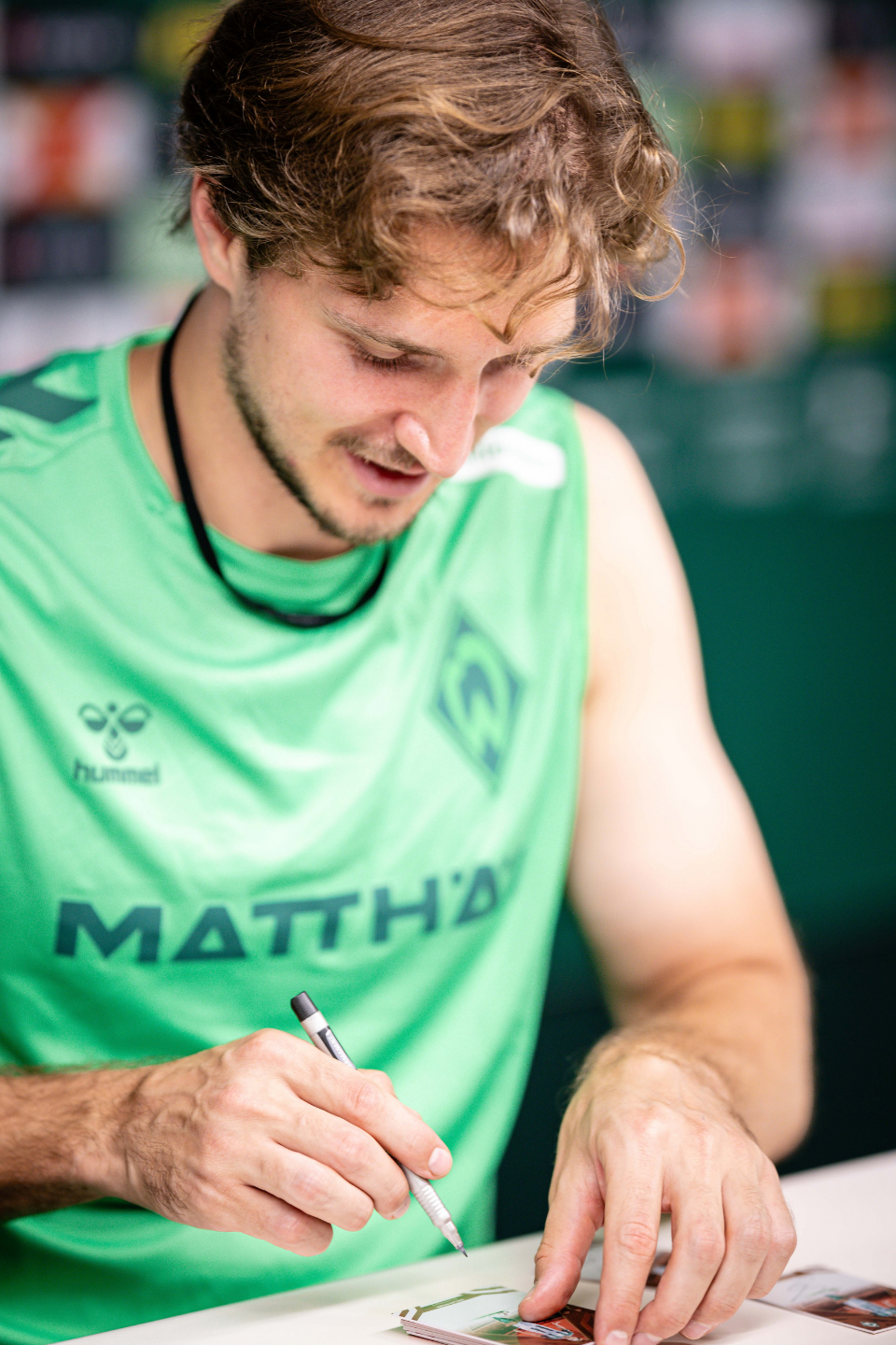 Spieler unterschreibt Karte