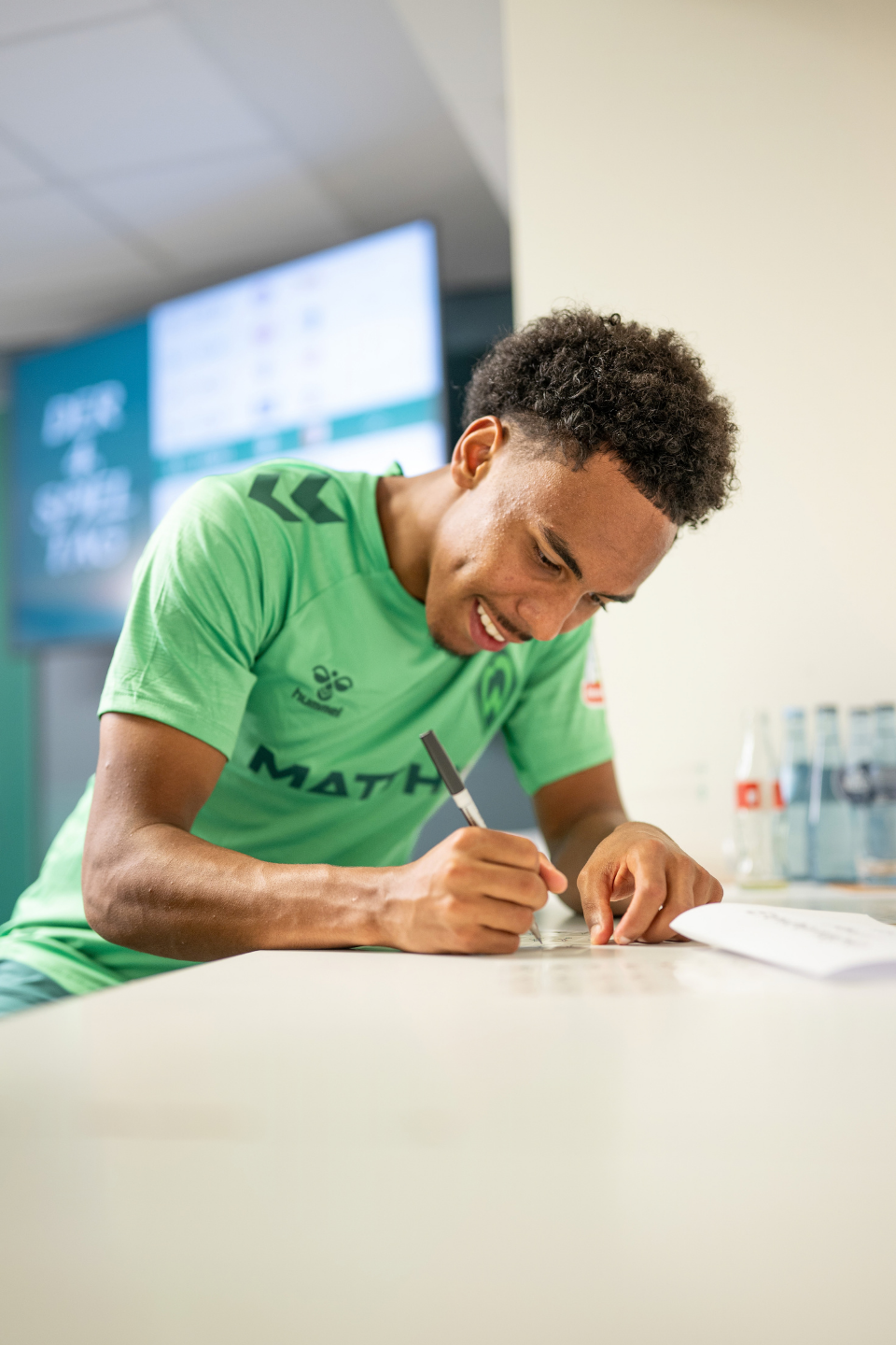 Spieler unterschreibt Karte