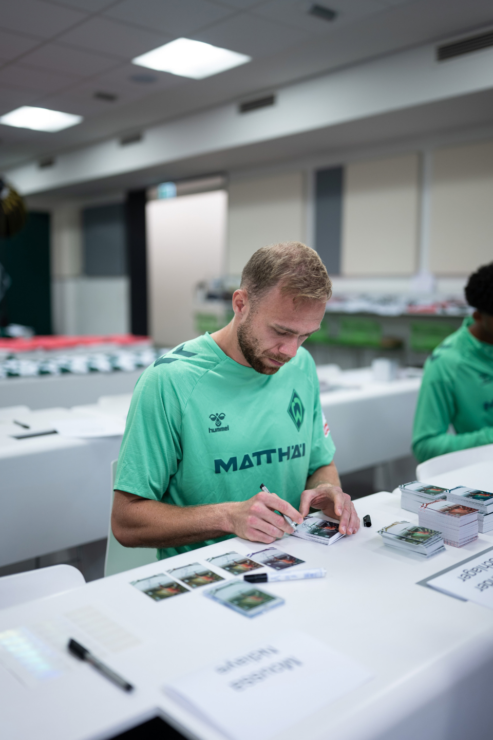 Spieler unterschreibt Karte
