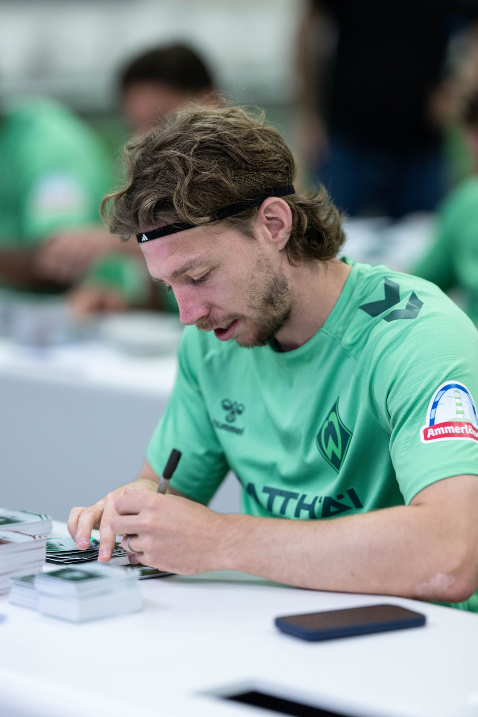 Spieler unterschreibt Karte